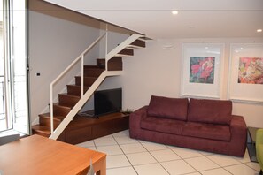 Comfort-huoneisto, 1 makuuhuone | Olohuone | Taulutelevisio