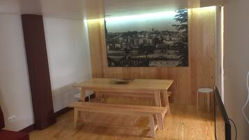 House, 3 Bedrooms, Non Smoking (Travessa da Cisterna) | In-room dining