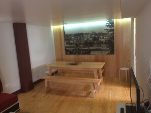 House, 3 Bedrooms, Non Smoking (Travessa da Cisterna) | In-room dining