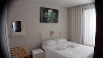House, 3 Bedrooms, Non Smoking (Travessa da Cisterna) | 3 bedrooms, blackout drapes, free WiFi, bed sheets