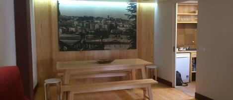Ferienhaus, 3 Schlafzimmer, Nichtraucher (Travessa da Cisterna) | Essbereich im Zimmer