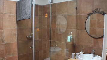 House, 3 Bedrooms, Non Smoking (Travessa da Cisterna) | Bathroom | Shower, free toiletries, hair dryer, towels