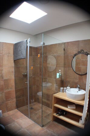 Casa, 3 habitaciones, no fumadores (Travessa da Cisterna) | Baño | Ducha, artículos de higiene personal gratuitos y secador de pelo