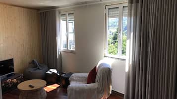 House, 3 Bedrooms (Travessa do Castelinho) | Living area | Flat-screen TV