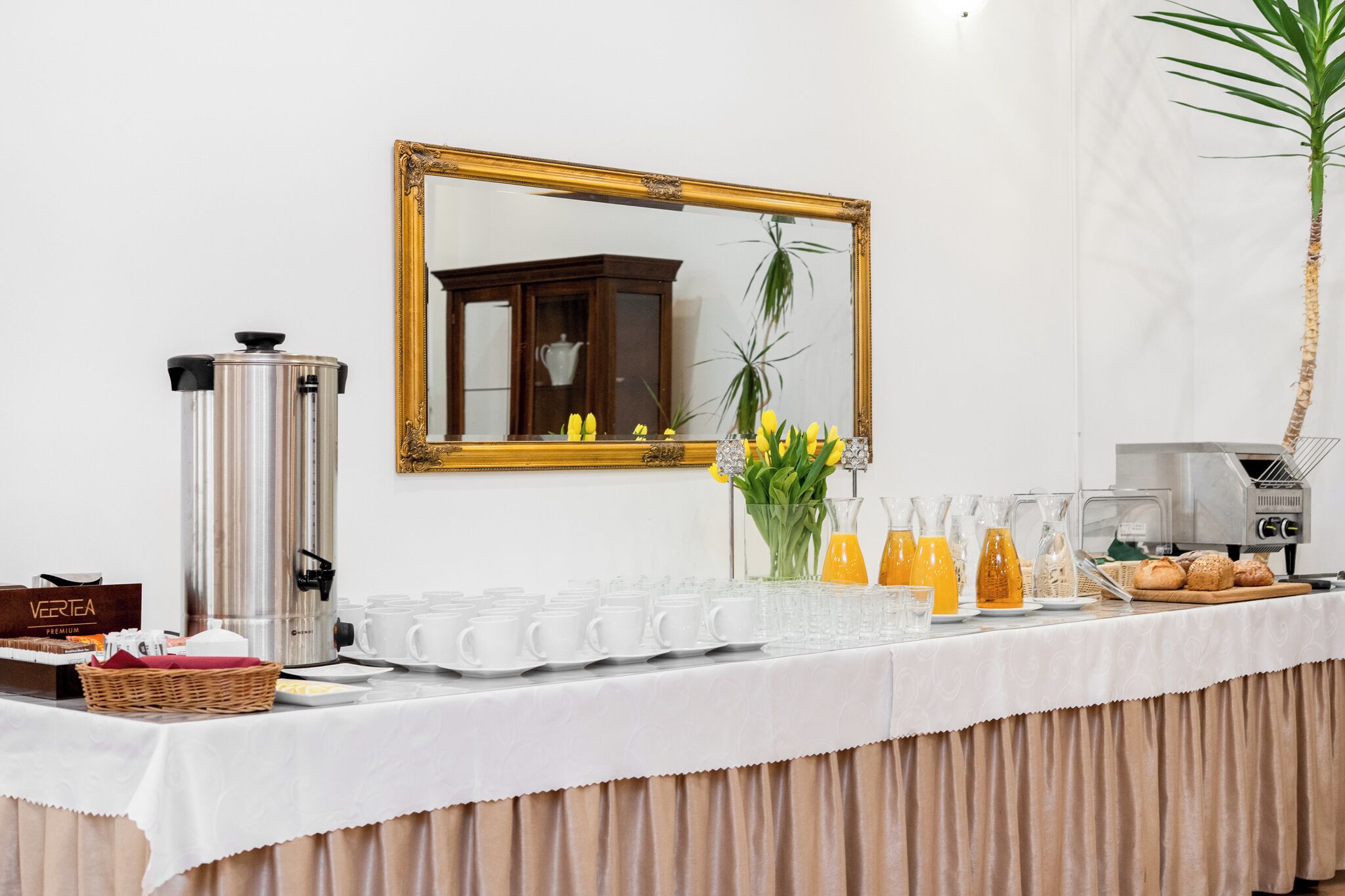 daily buffet breakfast (pln 50 per person)