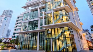 A modern high-rise building with multiple balconies and large windows. - Casa Duplex at Sunrise Gurney Seaview (George Town)