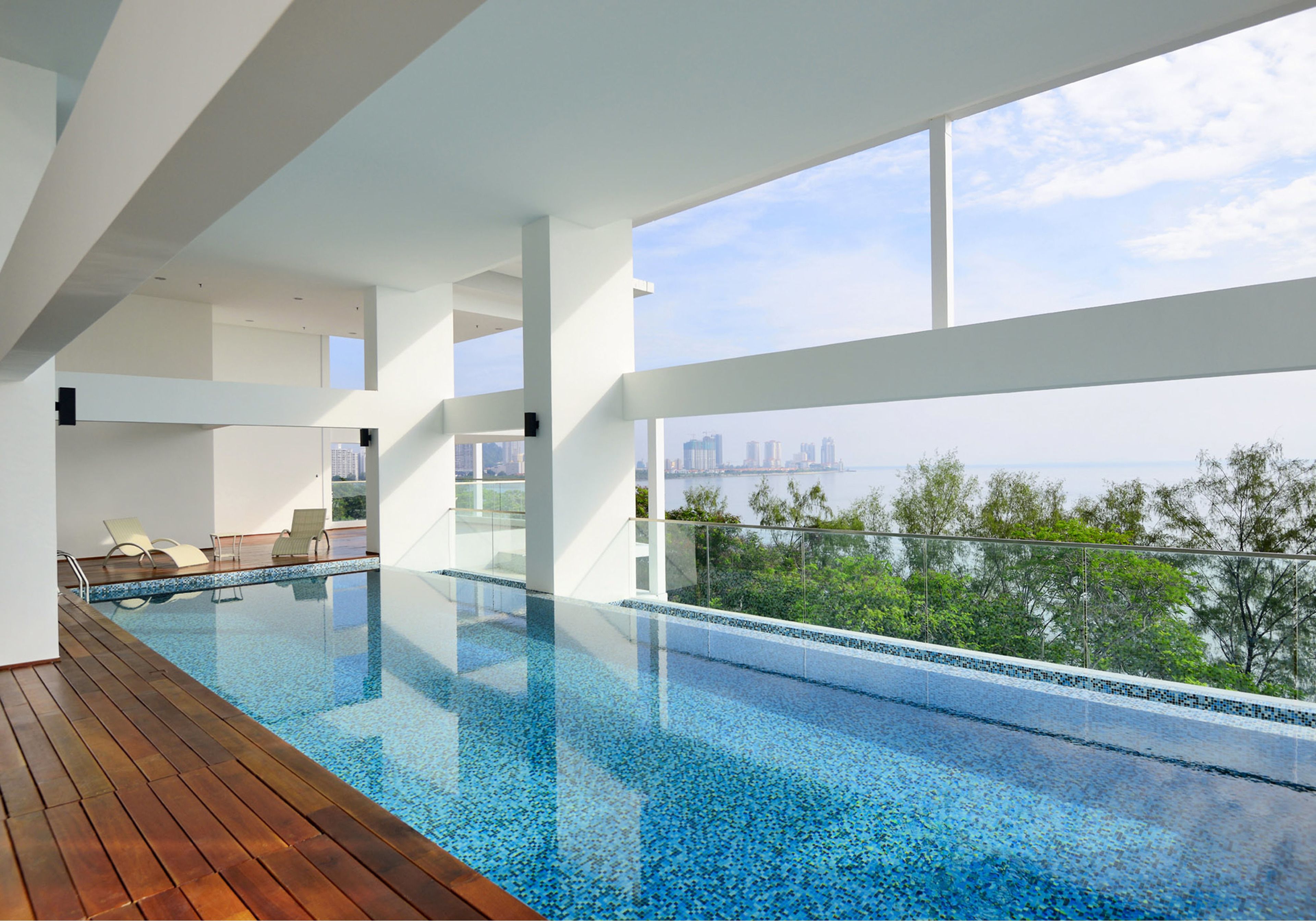 室内游泳池，10:00 至 22:00 开放，免费小屋