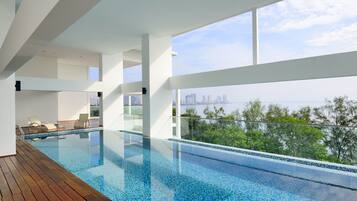 Una piscina cubierta (de 10:00 a 22:00), cabañas de piscina gratuitas