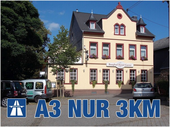 Front of property - Burghof Hotel Garni (Dierdorf)
