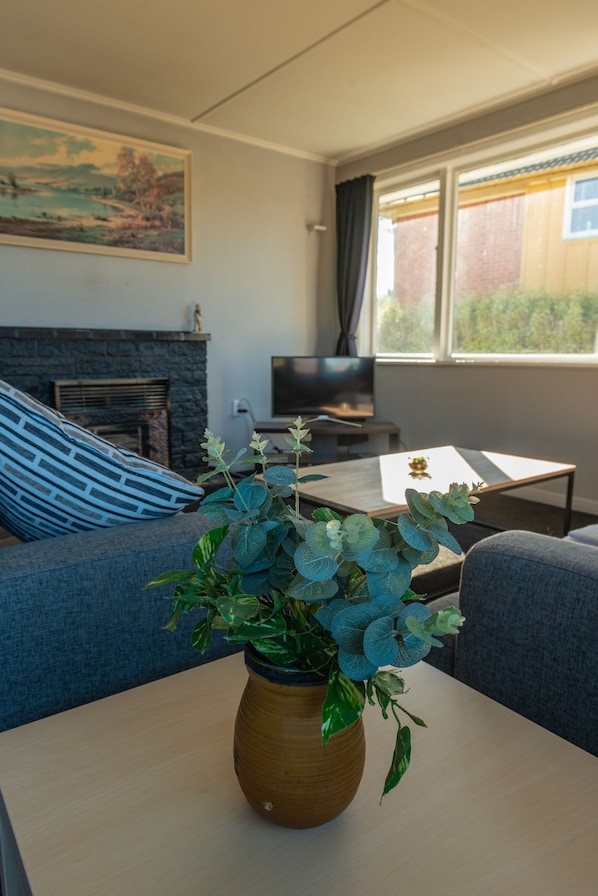 Interior detail - Sunny & Quiet in Blyth with unlimited fibre WIFI (Oamaru)