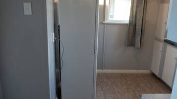 Full-sized fridge, microwave, oven, stovetop