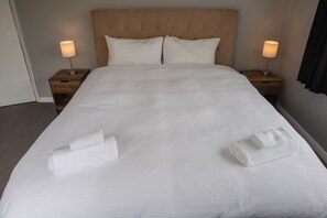 Family Villa, 3 Bedrooms | 3 bedrooms, blackout drapes, free WiFi - Sunny & Quiet in Blyth with unlimited fibre WIFI (Oamaru)