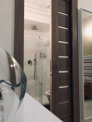 Shower, rainfall showerhead, designer toiletries, hair dryer - La Stella di Napoli B&B (Naples)