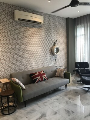 Condo superior, 2 habitaciones | Sala de estar | Televisión LED