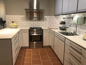Refrigerador con congelador, microondas y parrilla de estufa