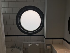 Regadera y amenidades de baño gratuitas