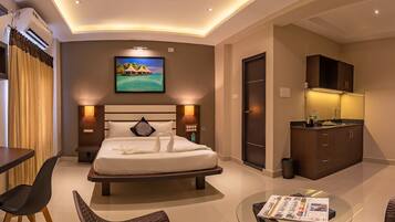 Premium Double Room | In-room safe, individually furnished, desk, laptop workspace