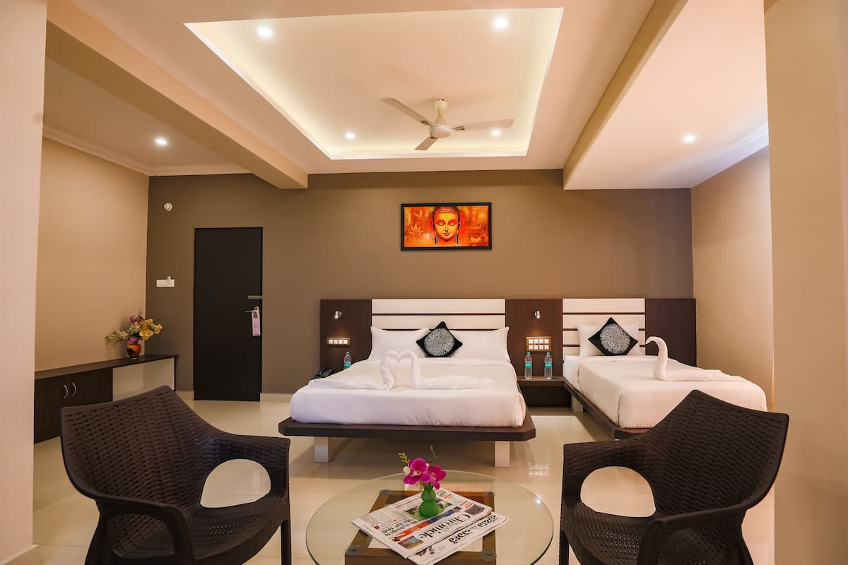 Premium Triple Room | Living area
