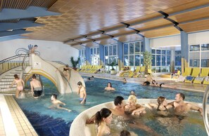 Une piscine intérieure dotée d’un plafond en bois, d’un escalier central et de chaises longues jaunes disposées autour de la piscine.