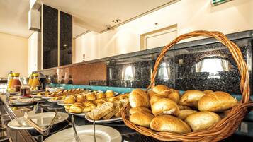 Café da manhã com buffet diário (USD 10 por pessoa)