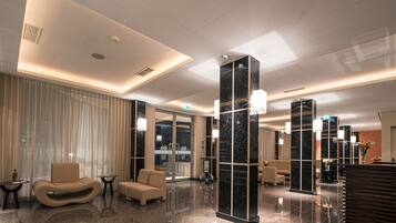 Área de estar no saguão