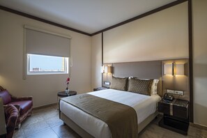 Chambre Double Standard, 1 grand lit | Coffres-forts dans les chambres, bureau, chambres insonorisées