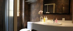 4 Bedroom | Bathroom | Free toiletries, hair dryer, towels, soap - Gurney 4 Plus 1 Bali Style Tranquil Villa (George Town)