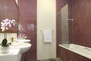 4 Bedroom | Bathroom | Free toiletries, hair dryer, towels, soap - Gurney 4 Plus 1 Bali Style Tranquil Villa (George Town)