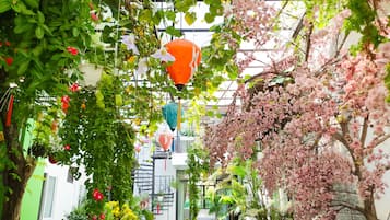 Minibar, escritorio, cortinas opacas y sistema de insonorización