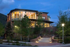 Voorkant accommodatie - avond/nacht