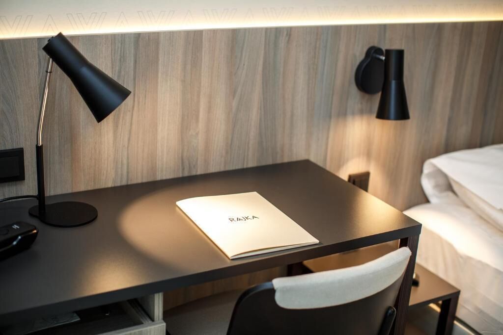 2 bedrooms, premium bedding, minibar, in-room safe