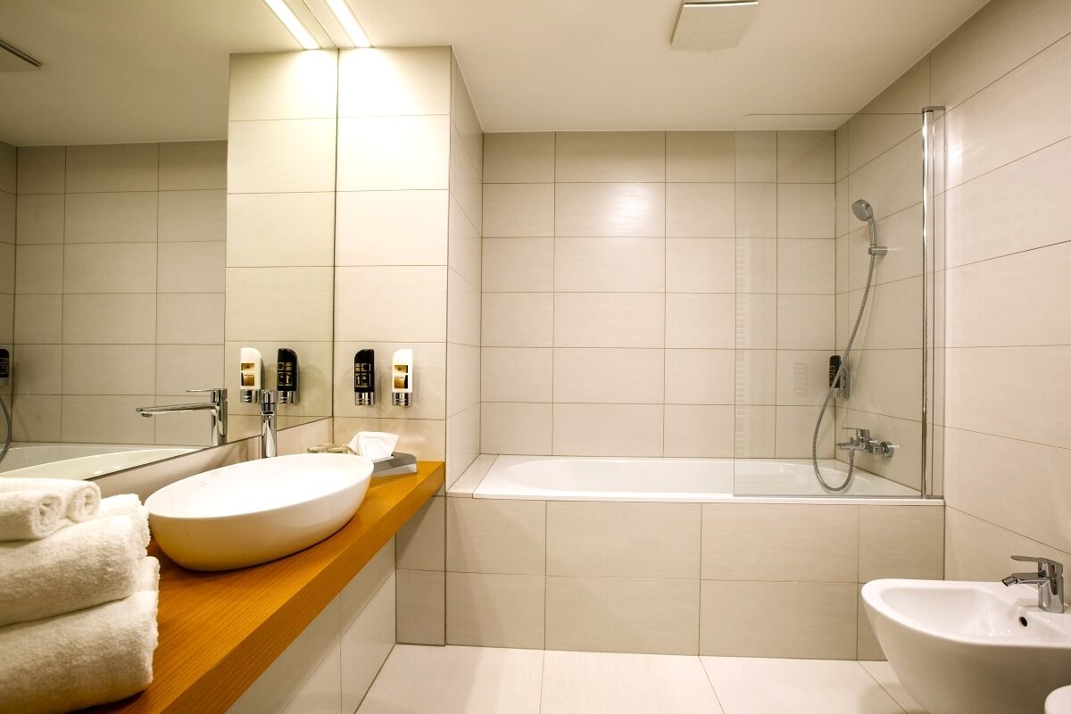 junior suite | bathroom | free toiletries, hair dryer, slippers, bidet