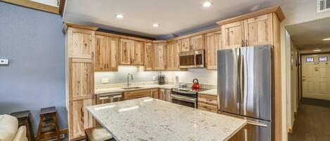 Condo, 1 Bedroom | Private kitchen