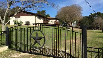 House, 3 Bedrooms | Property grounds