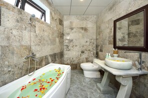 Shower, rainfall showerhead, free toiletries, hair dryer - Quynh Long Villa (Da Nang)