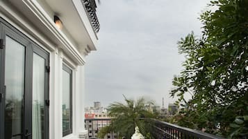 Executive Suite, Balcony, City View | In-room safe, desk, blackout curtains, soundproofing