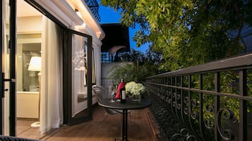 Suite – executive, balkong, byutsikt | Safe på rommet, skrivebord, blendingsgardiner og lydisolert