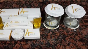 Presentación de artículos de aseo personal que incluye cepillo de dientes, pasta dental y un frasco de desinfectante para manos.