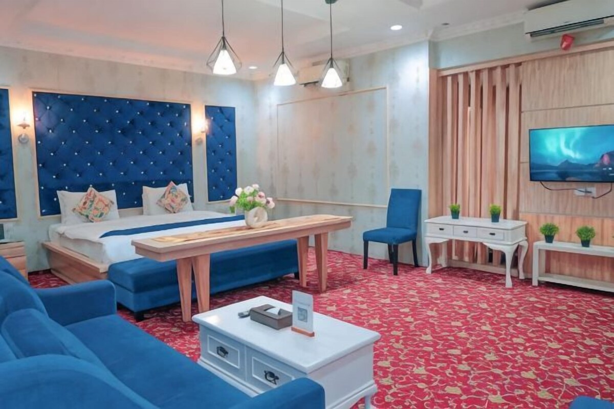 In-room safe, desk, WiFi (free)
