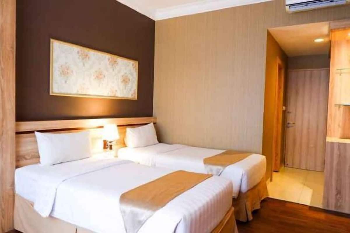 In-room safe, desk, free WiFi