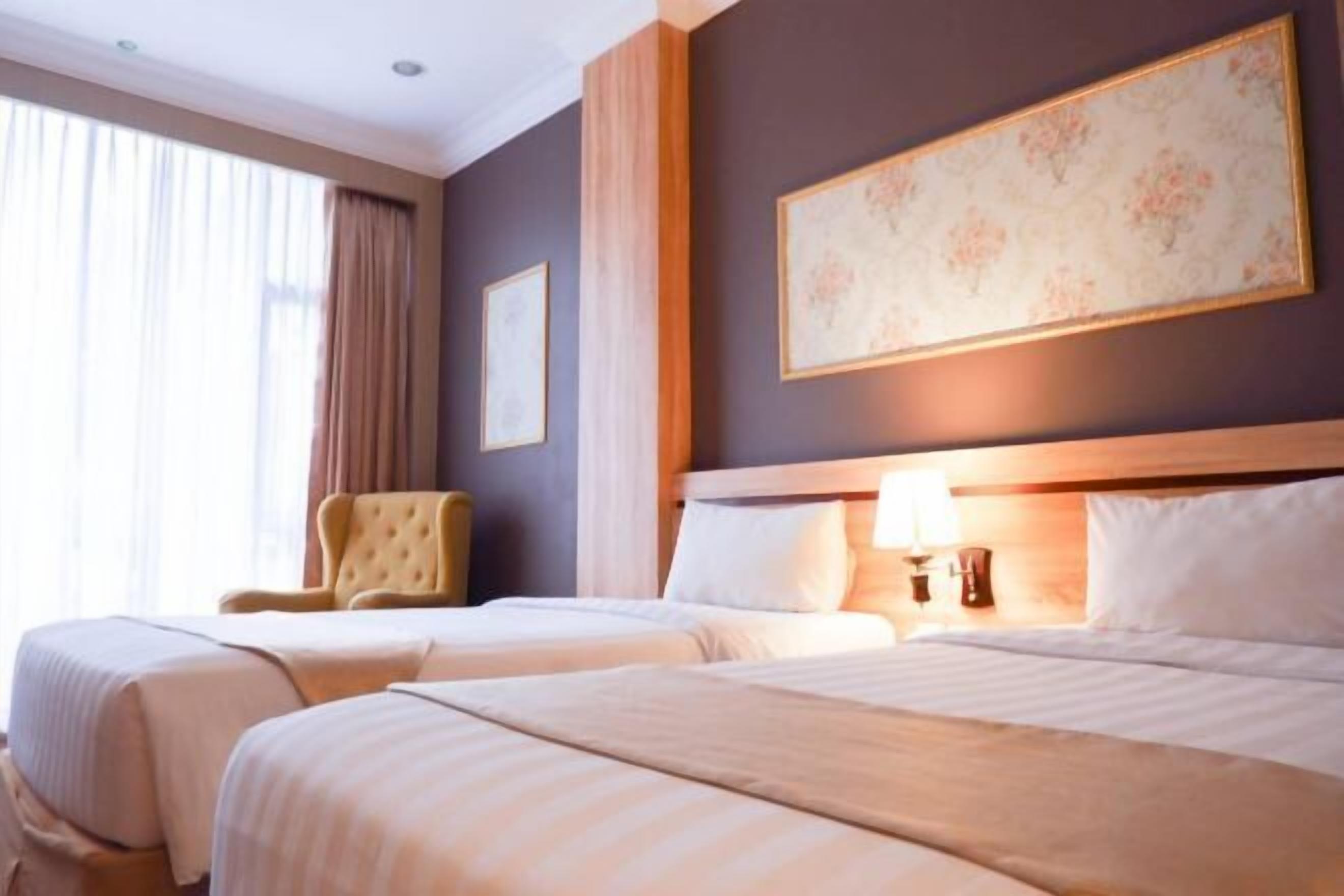 In-room safe, desk, free WiFi