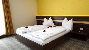 Double Room | Blackout drapes, soundproofing, rollaway beds, free WiFi