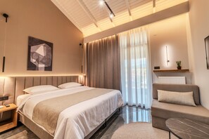 Ropa de cama hipoalergénica, minibar y escritorio