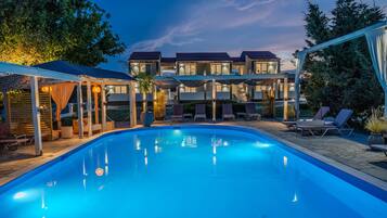 Una piscina al aire libre (de 11:00 a 20:30), sombrillas, tumbonas