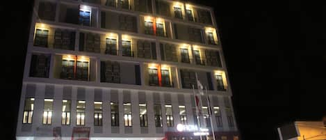 Bagian depan properti - sore/malam