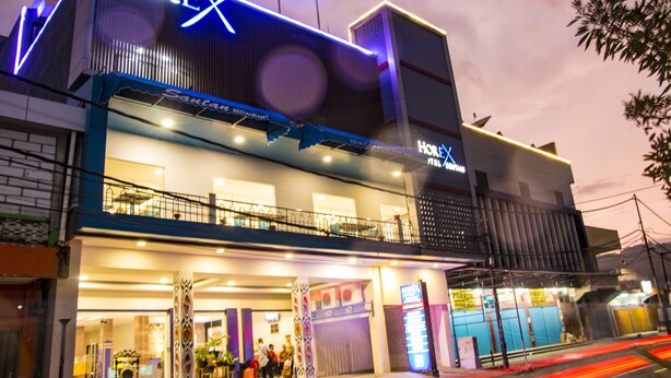 A modern building with a prominent 'HOREX' sign, featuring a restaurant and a parking area. - Horison Express Sentani (Sentani)