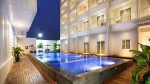 Una piscina al aire libre