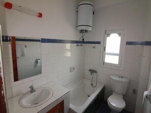 Badekar, toalettartikler (inkludert) og håndklær