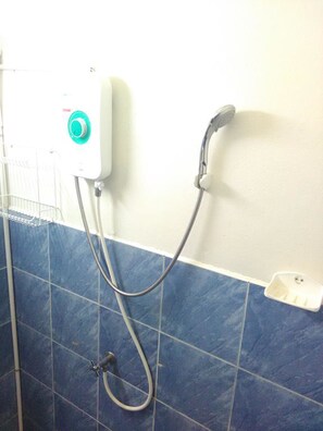 Habitación triple estándar | Regadera en el baño