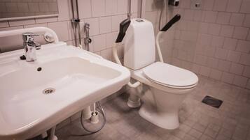 Dusche, kostenlose Toilettenartikel, Haartrockner, Handtücher